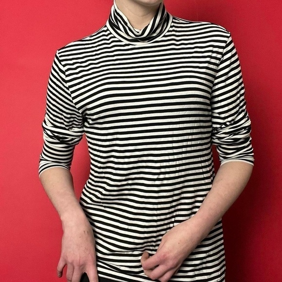 Horizontal striped long sleeve turtle neck 🖤🤍​​​​​​​​​​​​​​ - Picture 5 of 5